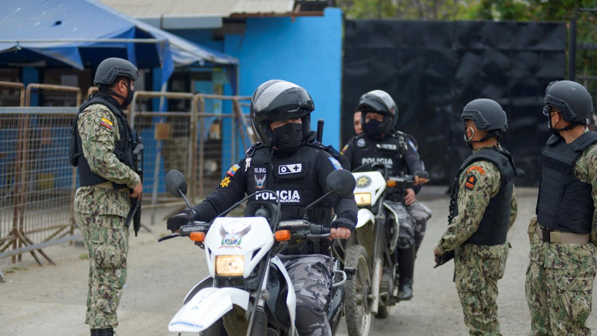 Militares y policías vigilan en las afueras de la penitenciaría de Guayaquil, en una fotografía de archivo.