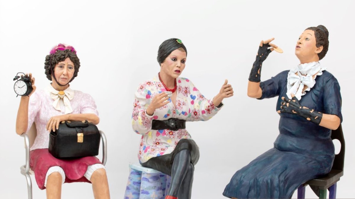 Las Marujitas están representadas por la artista en su exposición.