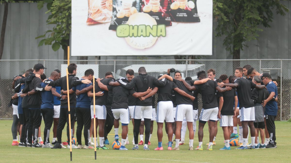 Los azules entrenaron ayer en el complejo de sus formativas en Vía la Costa.