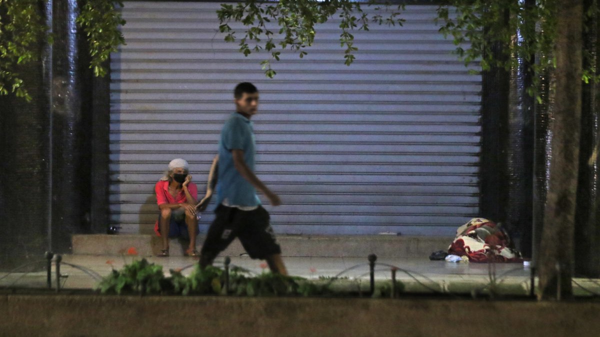 Los indigentes llegan a los portales de los condominios Forestal o casas colectivas, principalmente en las noches para armar sus caramancheles donde dormirán al aire libre.