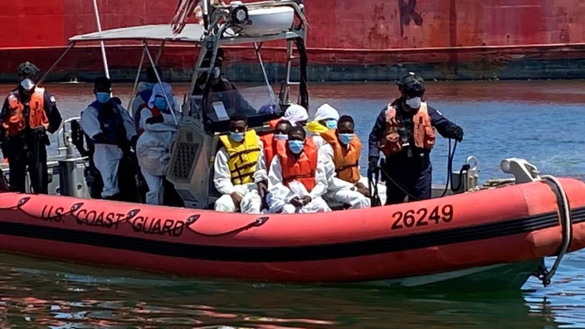 Un barco de la guardia mientras transfiere a unos inmigrantes haitianos para repatriarlos el 16 de septiembre de 2021, en un muelle de la Bahía Vizcaína, Florida (EE.UU.). EFE
