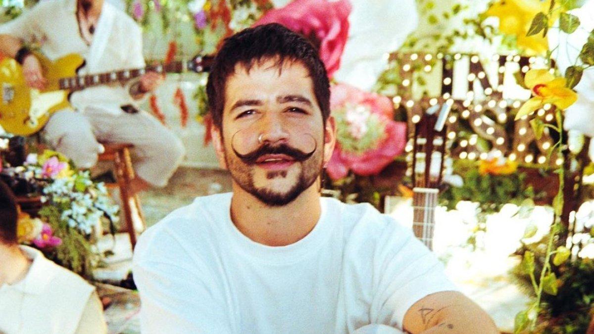 Con un show totalmente íntimo, Camilo interpretó cuatro de sus grandes éxitos musicales, Índigo, La mitad, El mismo aire y Vida de rico.