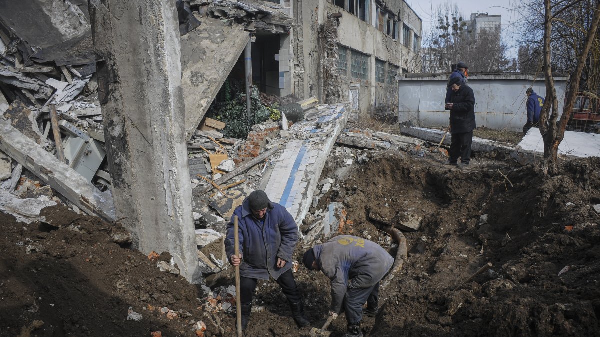 Rusia ataca el este ucraniano y refuerza posiciones desde bases en exterior para poder avanzar. EFE