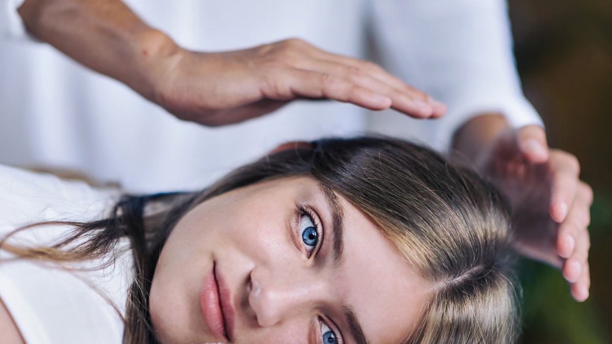 Es una práctica que todas las personas realizan, quizás sin darse cuenta. Para calmar el dolor se toca con las manos  la zona que lo genera para calmarlo.