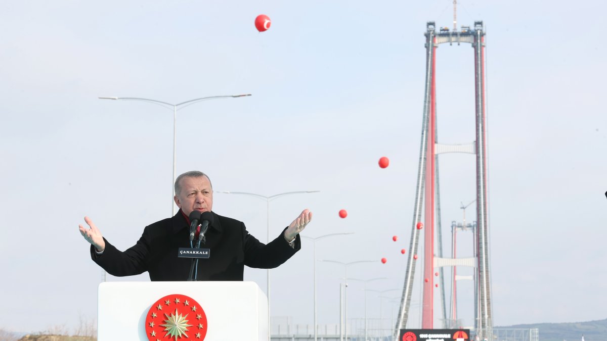 El presidente Recep Tayyip Erdogan habla durante la ceremonia de inauguración de la monumental estructura.
