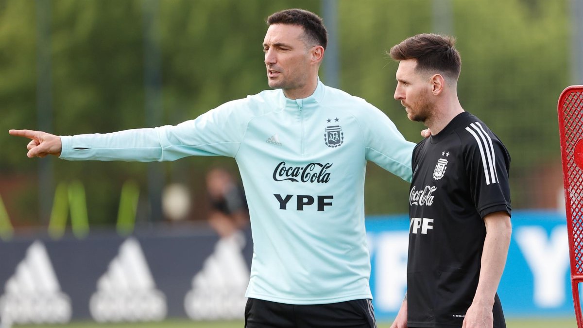 El jugador Lionel Messi (d) escucha instrucciones del entrenador Lionel Scaloni, en una fotografía de archivo.