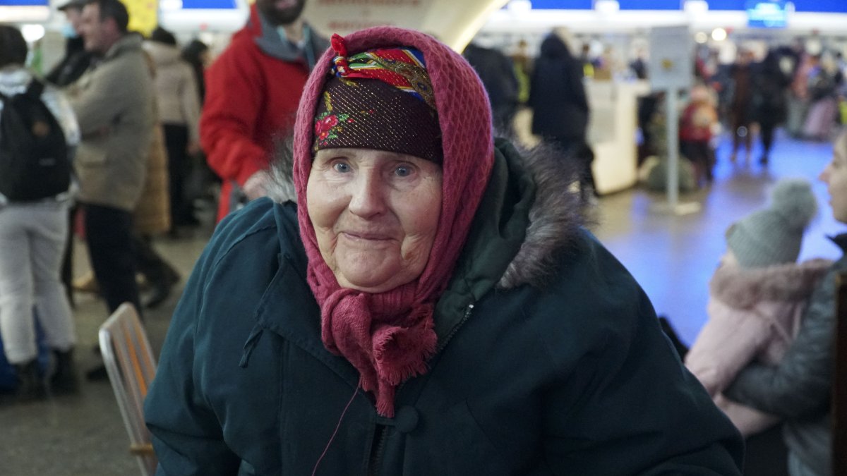 Refugiados. Una abuela ucraniana llega a Polonia, huyendo de la guerra en su país.