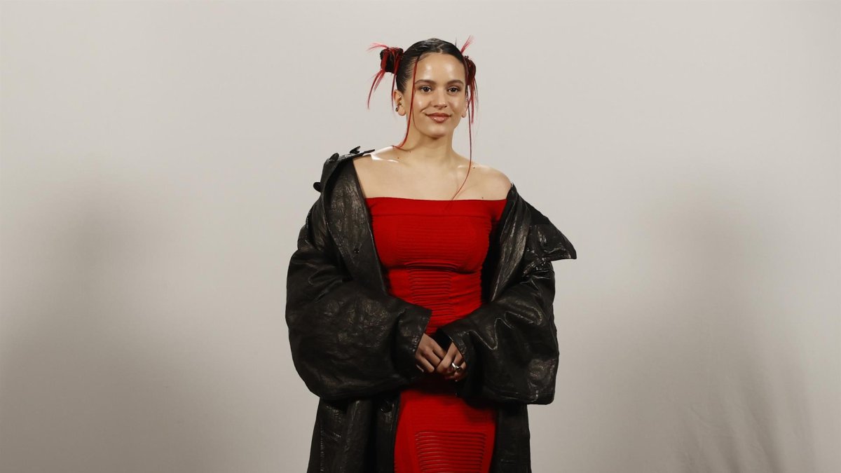 La cantautora Rosalía posa este viernes para los fotógrafos en un único pase con motivo del lanzamiento, el próximo 18 de marzo, de su tercer disco de estudio, 
