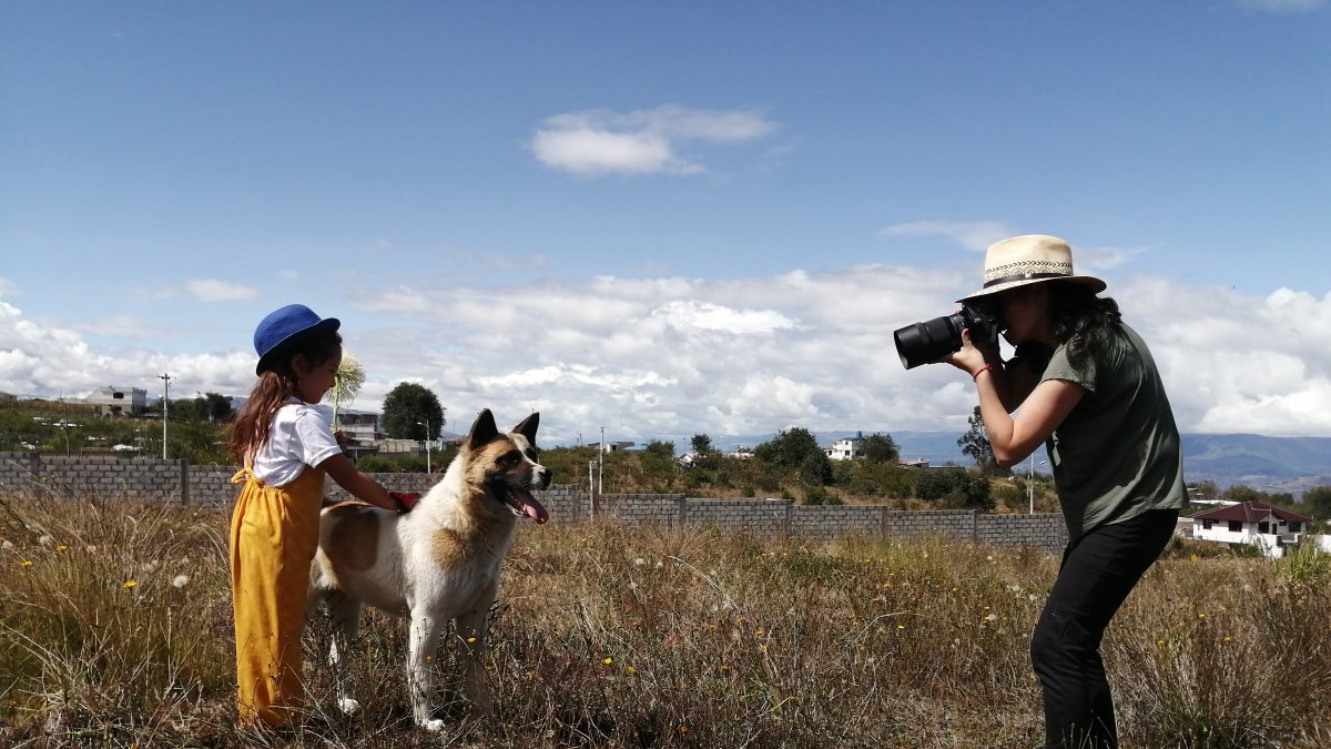 Glenda Giacometti disfruta de captar a las mascotas junto a los niños.