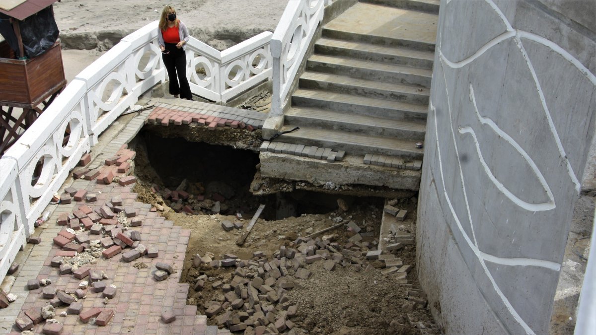 Malecón. Un tramo de tres metros de la obra se desplomó. Tierra, cemento  y adoquines, todo quedó bajo la estructura inaugurada en 2018.