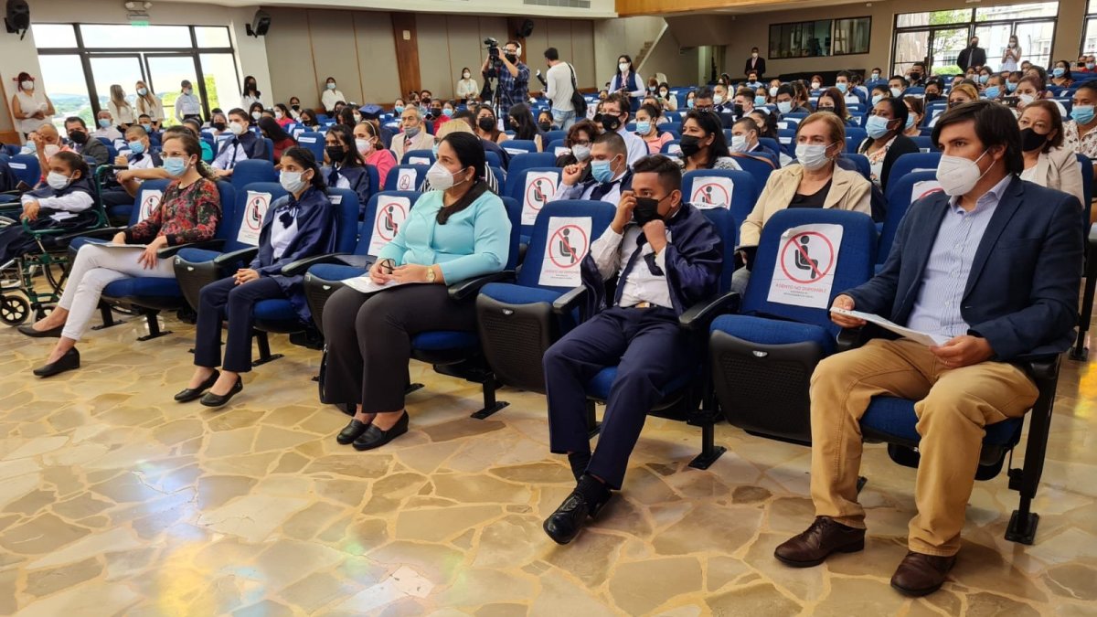 La ceremonia de graduación en Guayaquil, contó con la presencia de padres de familia, docentes y autoridades educativas.