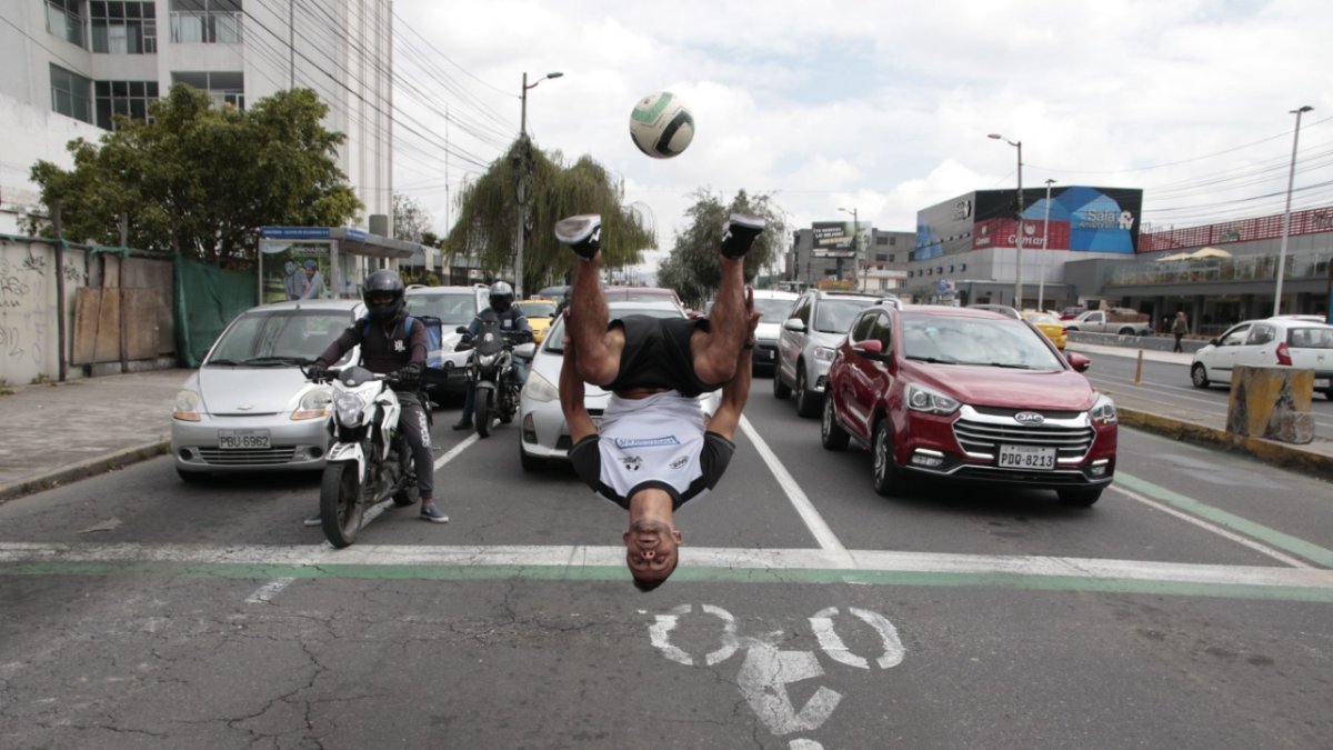 ‘Fútbol freestyle’. Carlos Andrés organiza su show para los 30 segundos que tiene, 10 más los usa para pasar por los autos.