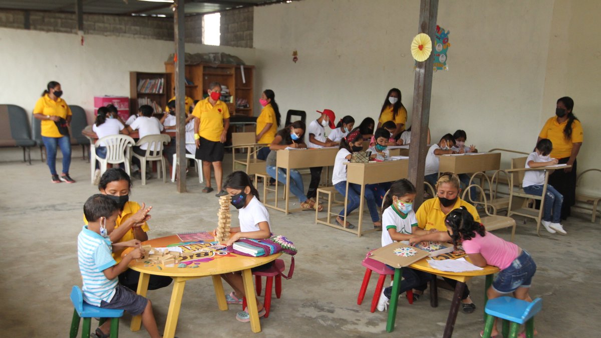 En la casa comunal de la Janeth Toral 2, los más pequeños aprenden a través de actividades lúdicas. Los más grandes, lo hacen con tutoriales.