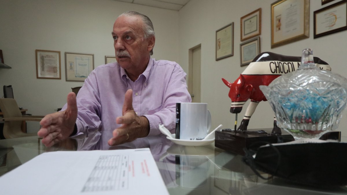 Ricardo Koenig, presidente de la Benemérita Sociedad Protectora de la Infancia, explica la propuesta al Seguro Social.