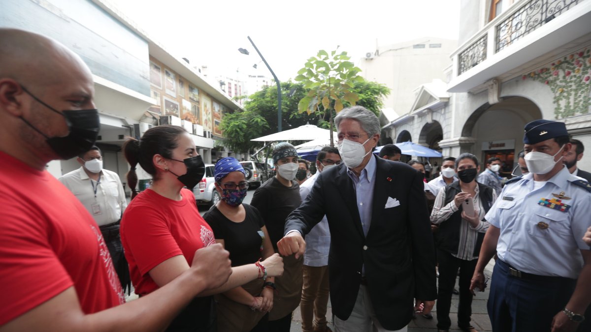 Agenda. El presidente Lasso hizo el anuncio en la calle Panamá acompañado de varios ministros de Estado.