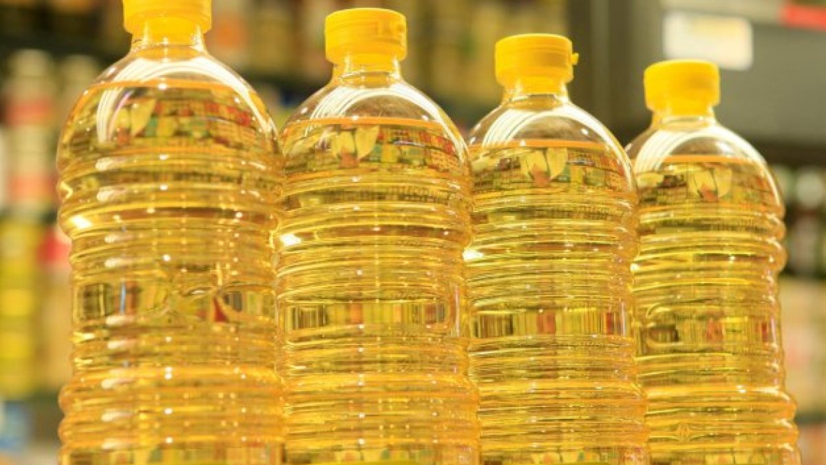 Comercio.- Botellas con aceite en la percha de un supermercado.