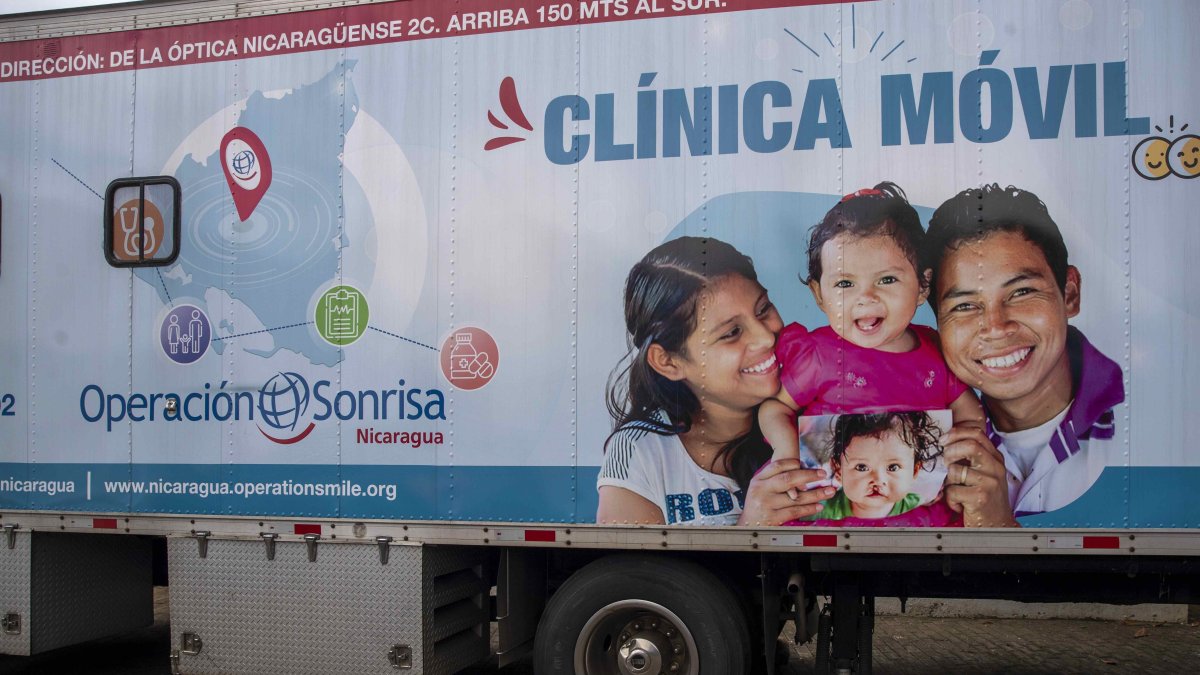 La clínica móvil de la ONG Operación Sonrisa, que realiza operaciones gratis a niños con problemas de labio leporino, fue clausurada. EFE