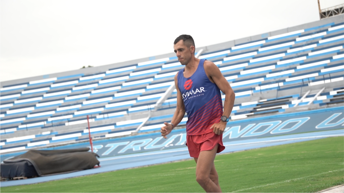 El marchista ecuatoriano Claudio Villanueva entrena con la aspiración de representar al país en los próximos JJ. OO.