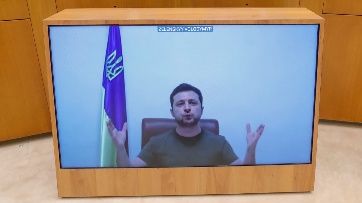 Sobre la invasión, Zelenski mencionó en su vídeo que este viernes hubo siete corredores humanitarios en Ucrania. Seis en la región de Sumy y uno en la región de Donetsk, y que más de 9.000 personas fueron deportadas del sitio de Mariupol.