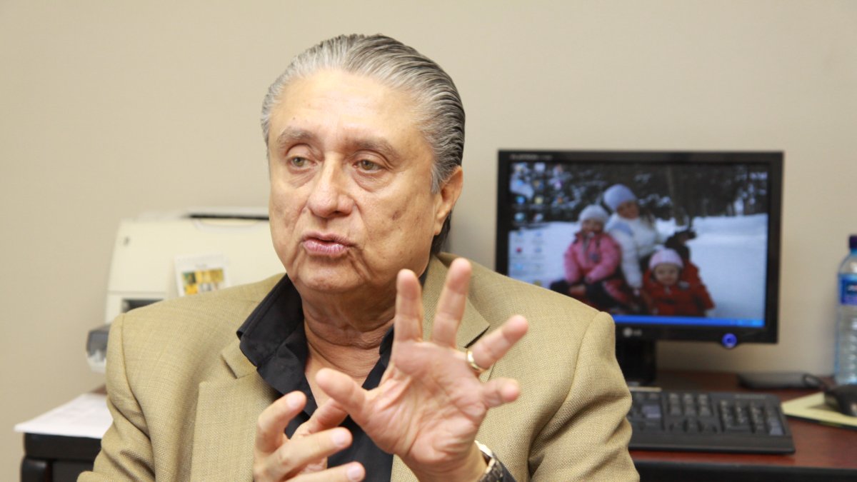 Pinoargote nació el 27 de julio de 1945. Fue doctor en Jurisprudencia y embajador de Ecuador  en Unión Europea y la ONU.