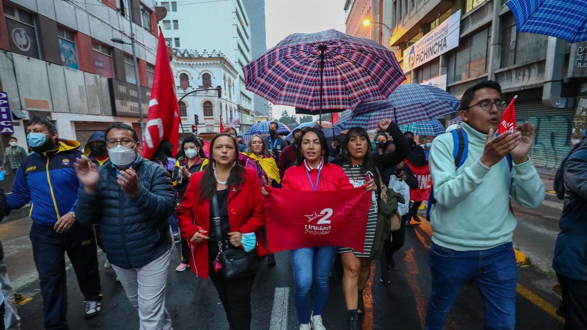 Integrantes de la Unión Nacional de Educadores (UNE) gritan consignas en una marcha hoy, para reclamar al Gobierno del presidente ecuatoriano Guillermo Lasso un aumento de salarios, en Quito (Ecuador).