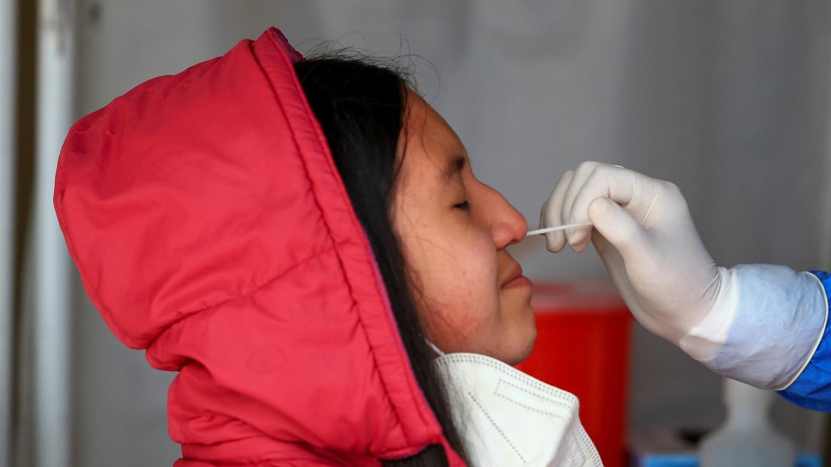 Fotografía de archivo en la que se registró a una mujer al someterse a una prueba para detectar la covid-19, en Quito (Ecuador).
