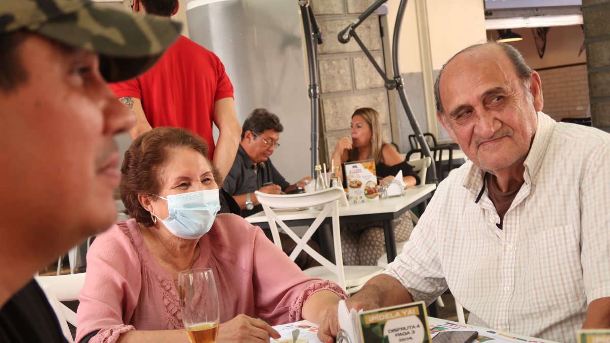 La mascarilla ha sido abandonada en los círculos de amigos y familia, Sin embargo, muchos prefieren usarla.