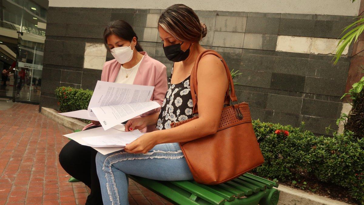 Denuncias. Las madres de las menores que presuntamente fueron abusadas y acosadas sexualmente por su instructor, con las denuncias en mano.