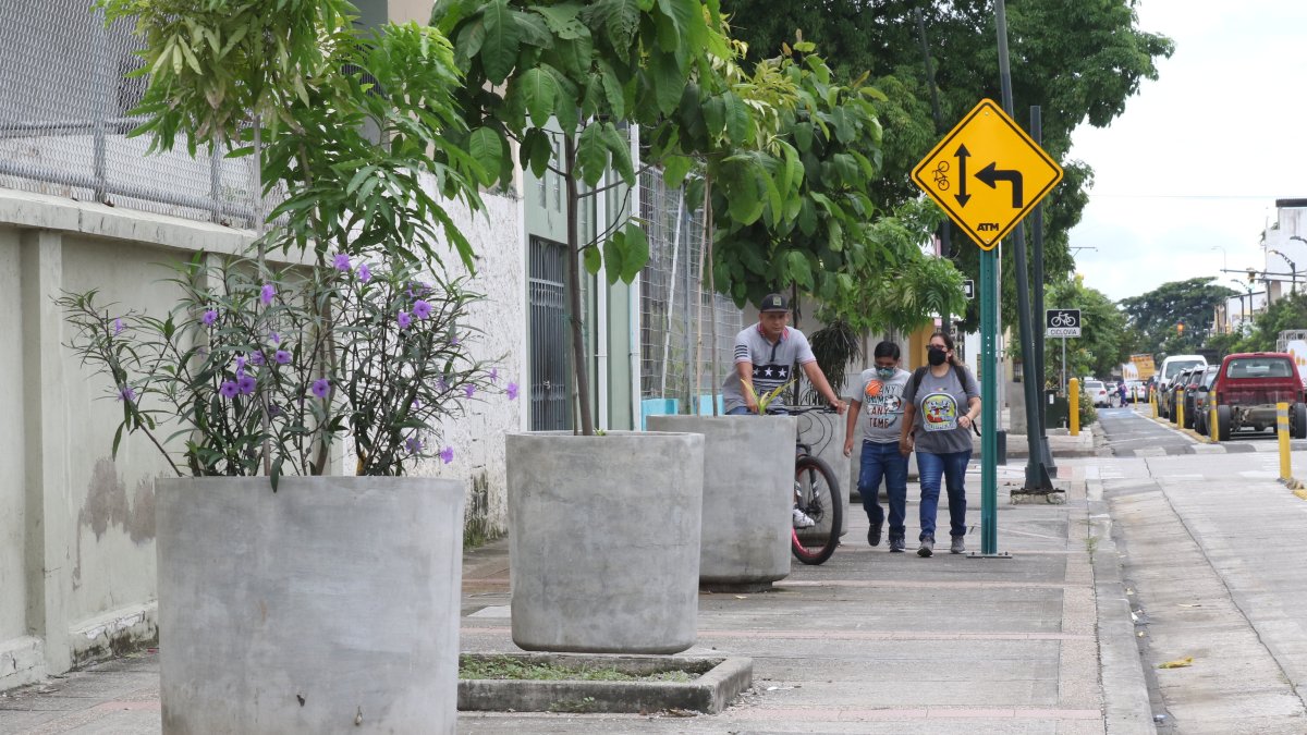 En la Ismael Pérez Pazmiño también están los objetos. La comunidad se queja que algunos acumulan desperdicios.