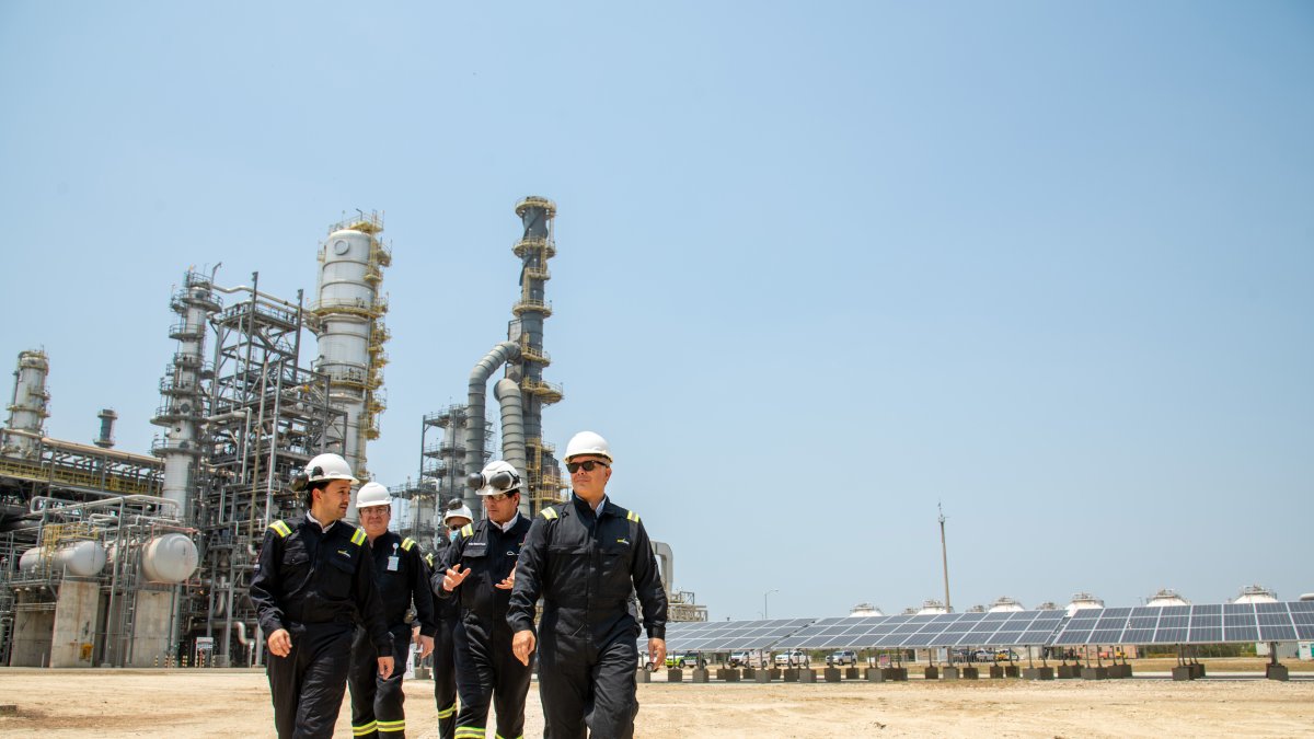 Fotografía cedida por la Presidencia de Colombia del mandatario, Iván Duque (d), durante la puesta en marcha del primer electrolizador de hidrógeno verde en la Refinería de Cartagena de Indias (Reficar), hoy, en Cartagena (Colombia).