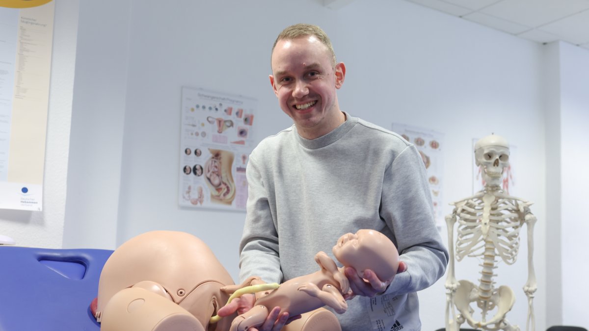 El partero Jonas Küppers, en una situación simulada de práctica de asistencia a una mujer parturienta.