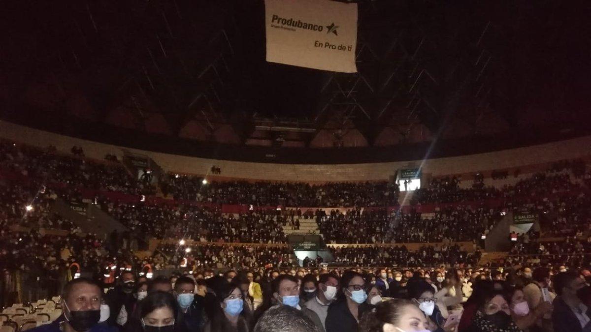 Fans de José Luis Perales se dieron cita en el Coliseo Rumiñauhi.