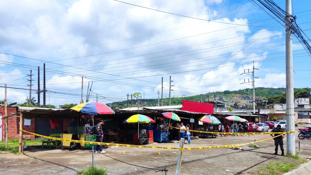 Los agentes inspeccionaban el sitio en búsqueda de indicios.