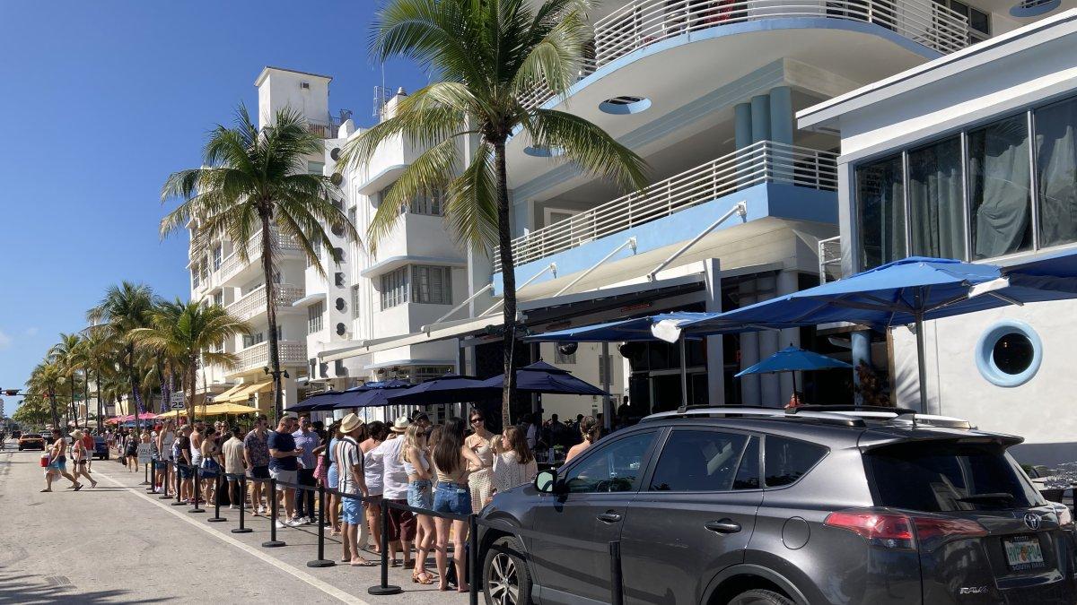 Varios jóvenes esperan para entrar a un establecimiento en la calle Ocean Drive, durante el Spring Break, hoy, en Miami (Estados Unidos).