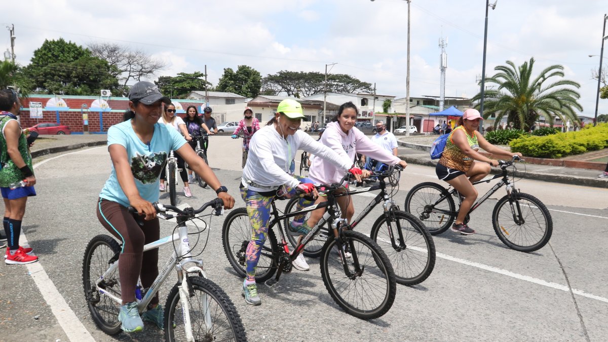 Decenas de mujeres salieron con sus bicicletas para  recorrer la avenida Isidro Ayora, donde un carril estuvo cerrado.