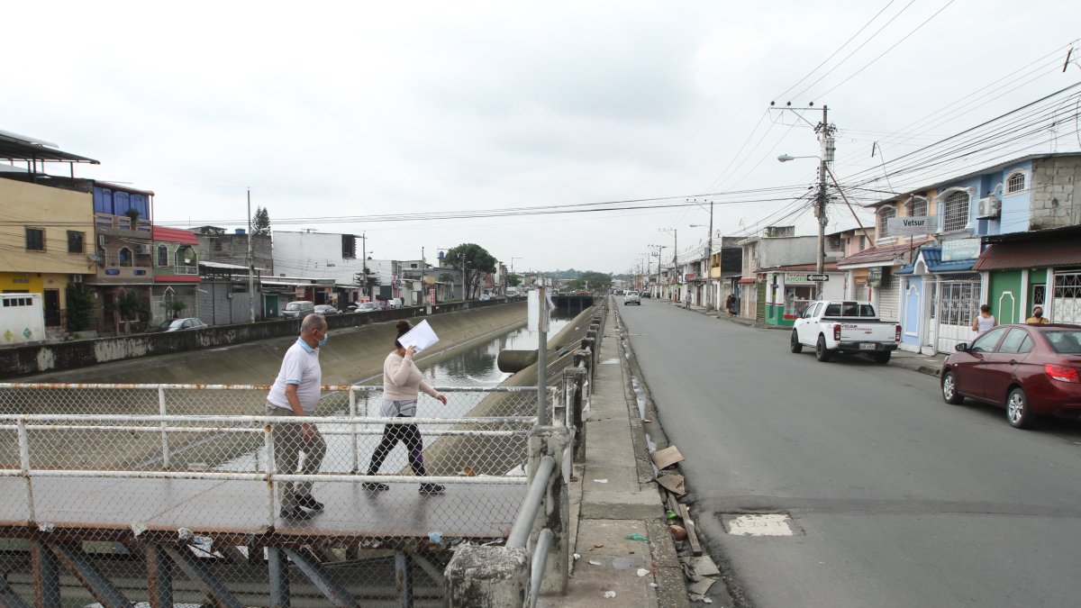 Un canal divide a Mucho Lote 1 de Las Orquídeas, pero en la primera urbanización lo gris gana. Carece de espacios verdes que refresquen la zona.