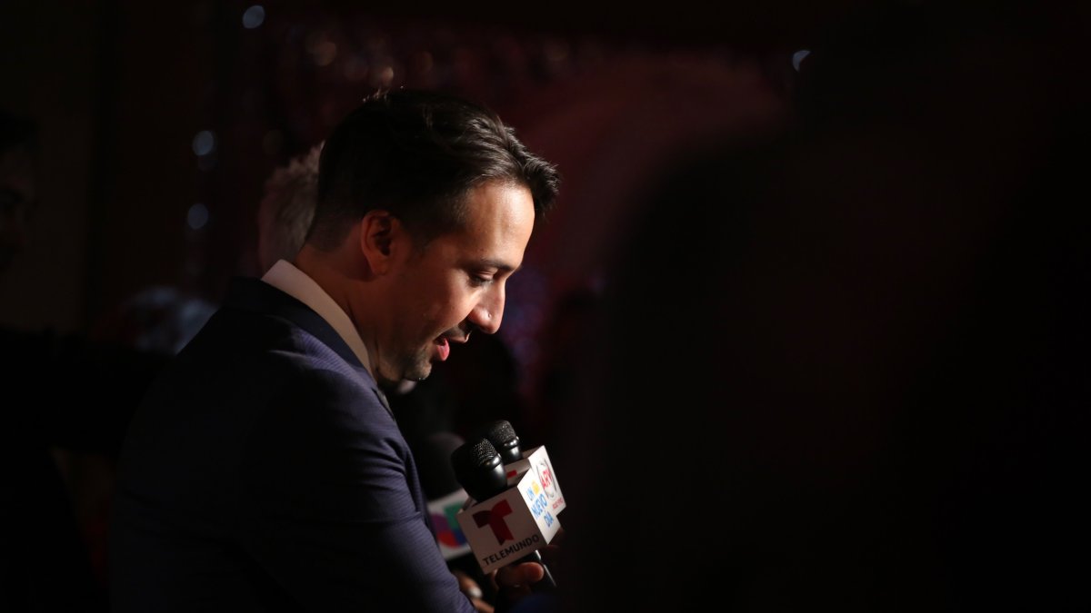 Fotografía de archivo fechada el 14 de marzo de 2019 que muestra al dramaturgo y compositor Lin Manuel Miranda mientras asiste a la gala anual de la Fundación Maestro Cares, en Nueva York (EEUU).
