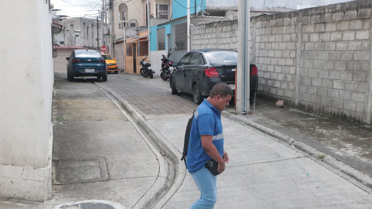 En Sauces 4, las peatonales se han convertido en parqueaderos improvisados. Esto dificulta caminar libremente a los peatones..