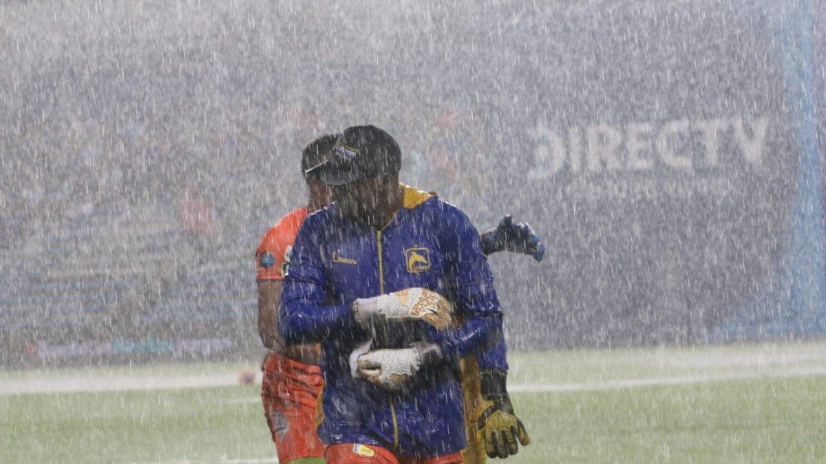 La lluvia complicó el inicio del partido.