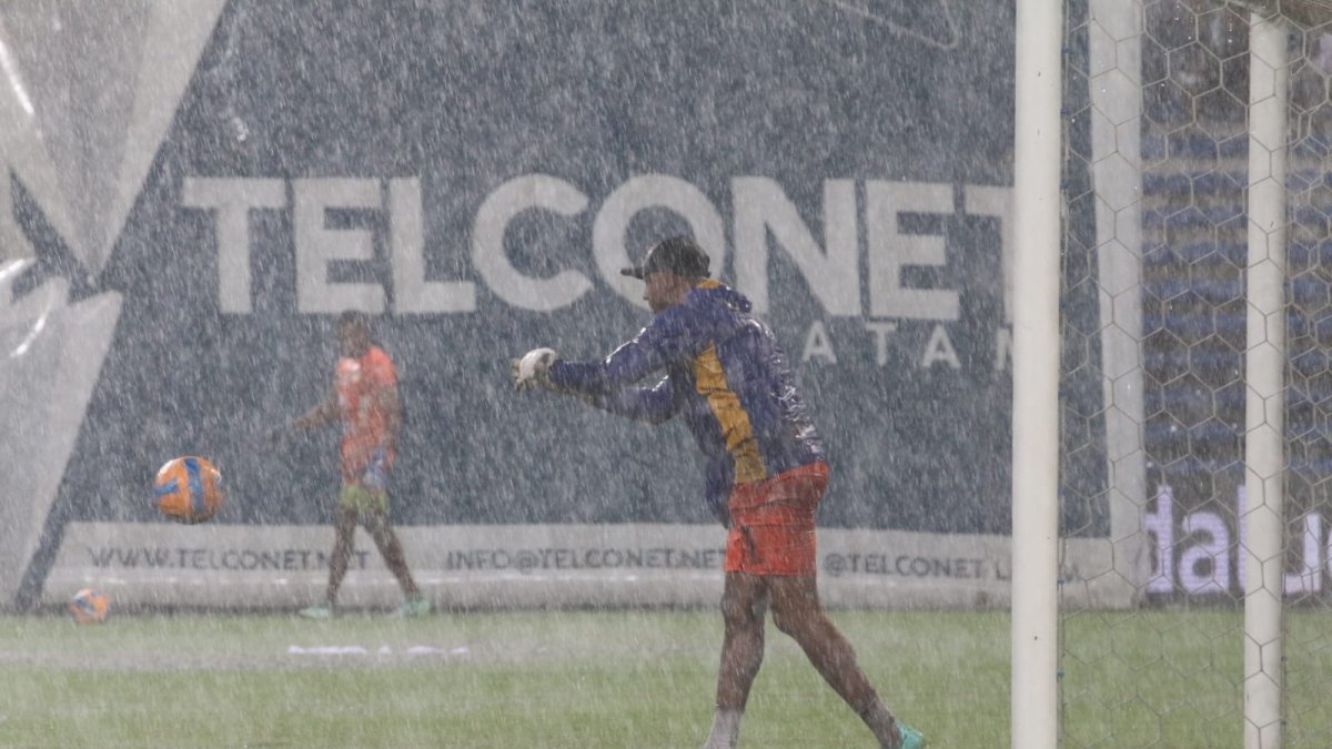 A pesar de haber sido postergado, la lluvia obligó a suspender el cotejo.