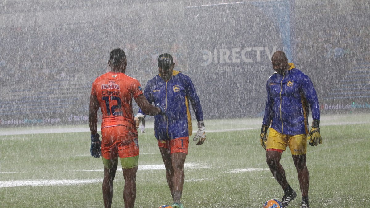 El lente de EXPRESO captó el calentamiento de los arqueros de Delfín porque Emelec sí permitió el ingreso de nuestros fotógrafos.