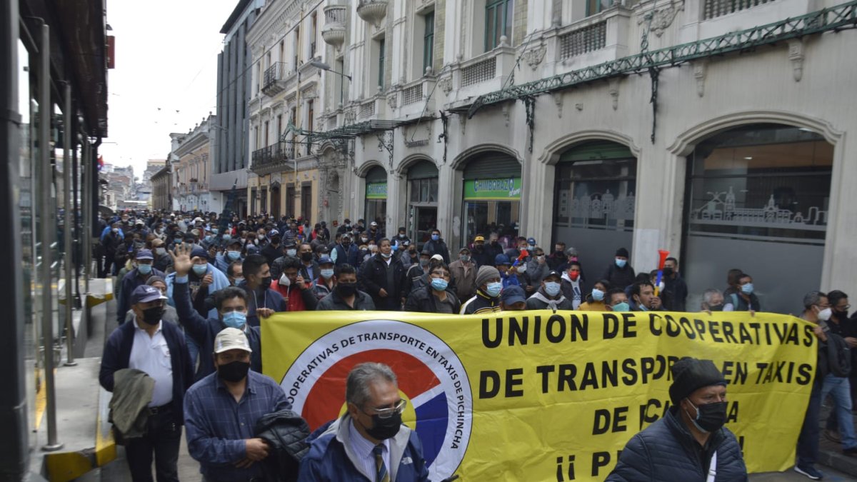 Taxistas protestaron en el Centro Histórico