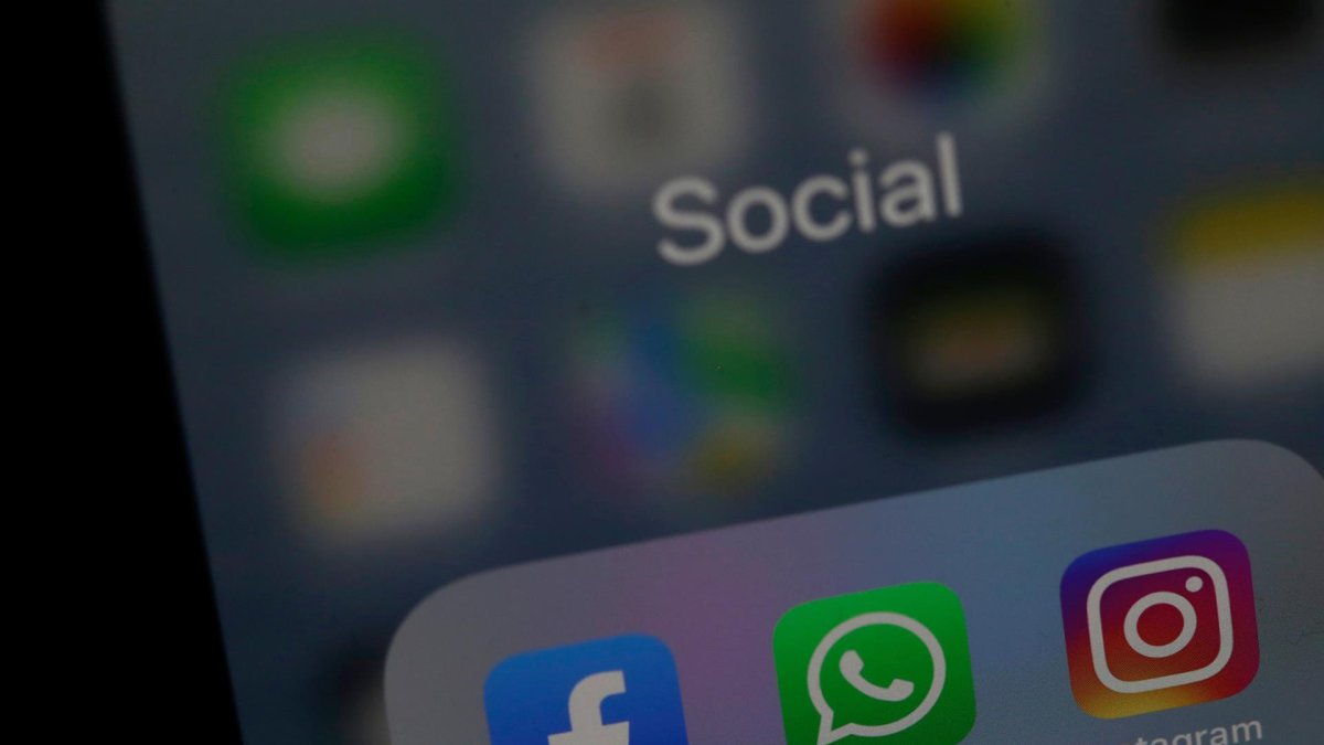 Iconos de Facebook y WhatsApp en un móvil, en una fotografía de archivo.