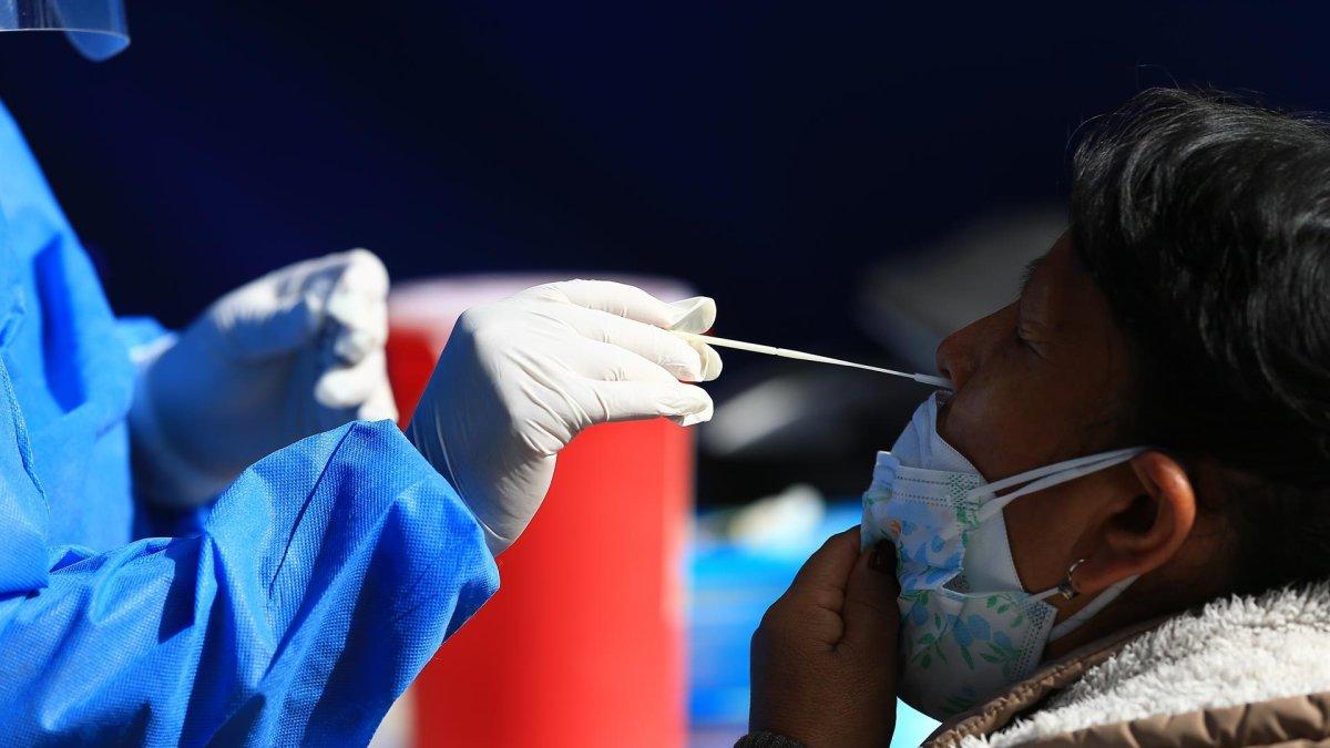 Una persona se realiza una prueba PCR para la detección de la covid-19, en Quito (Ecuador), en una fotografía de archivo.