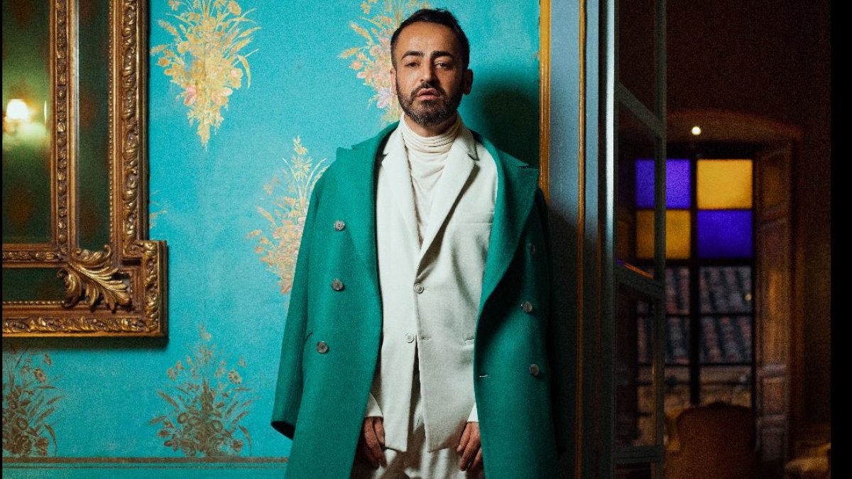 El cuencano es la definición perfecta de lo que es ser fashionista. En la foto luce el outfit ideal para un evento de moda en una ciudad con frío, aquellos a los que suele asistir Andy frecuentemente.