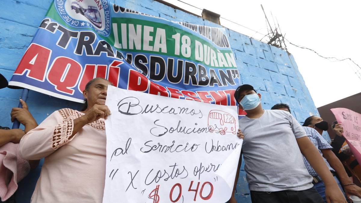 Una comitiva de los transportistas acudió al sitio donde se ejecutó la reunión. Ellos pedían, con carteles, el alza al pasaje.
