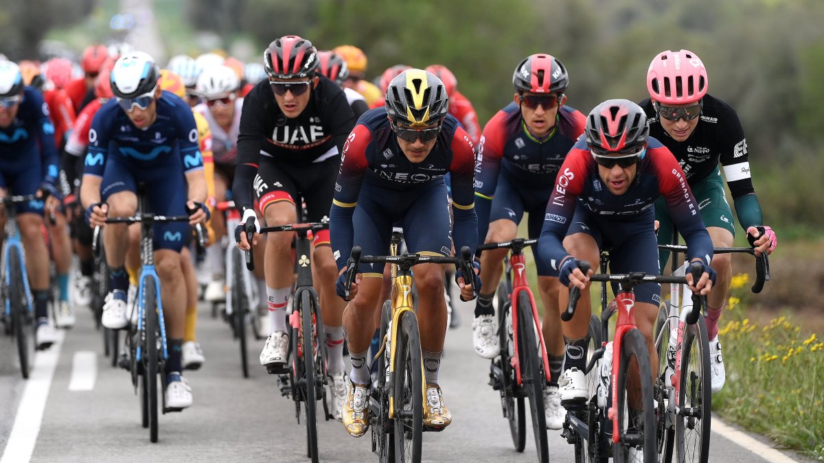 Richard Carapaz (c) es el líder del Ineos Grenadiers y contó con el apoyo de sus compañeros en la etapa inicial de la Vuelta a Cataluña