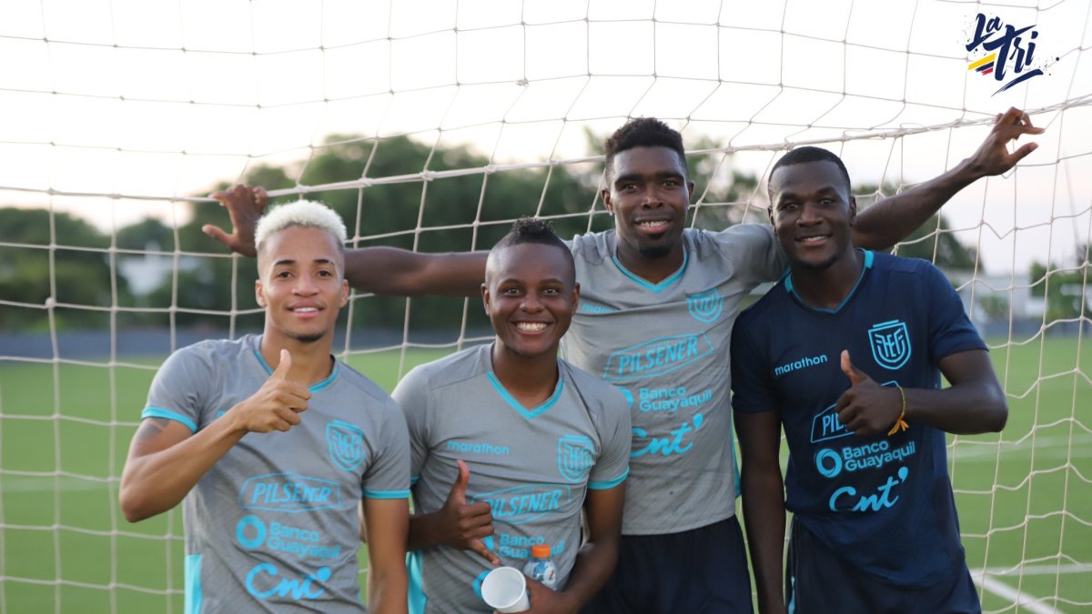 Byron Castillo, Danny Cabezas y Michael Carcelén, seleccionados ecuatorianos, tras su práctica en Paraguay.