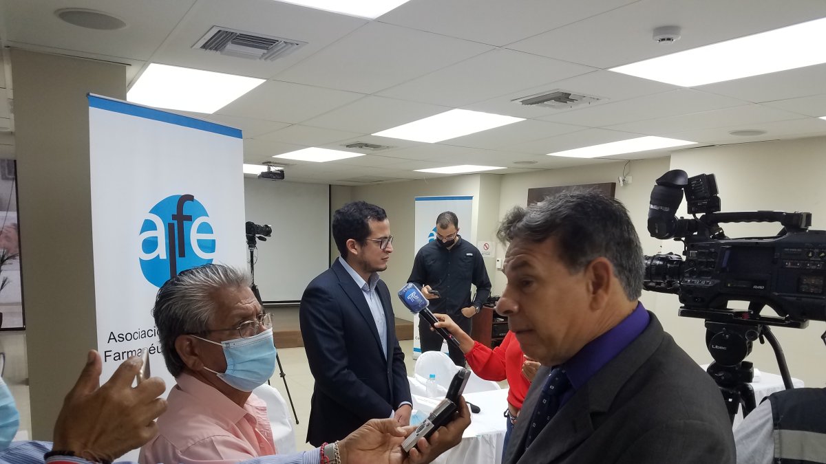 Iván Prieto (derecha) y Miguel Palacios (centro, al fondo), directivos de la Asociación de Laboratorios Farmacéuticos del Ecuador (ALFE), hablan con la prensa este martes 22 de marzo de 2022.