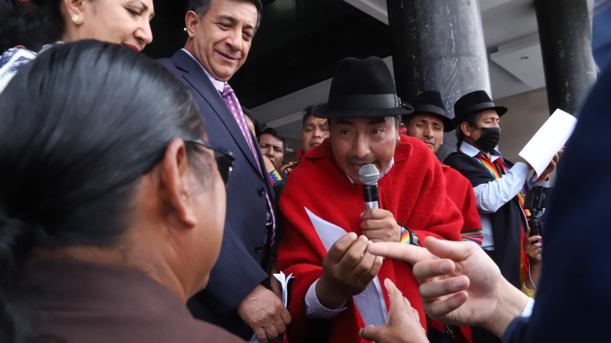 Leonidas Iza repartió entre los legisladores la propuesta elaborada por comuneros y dirigentes de las juntas de agua.